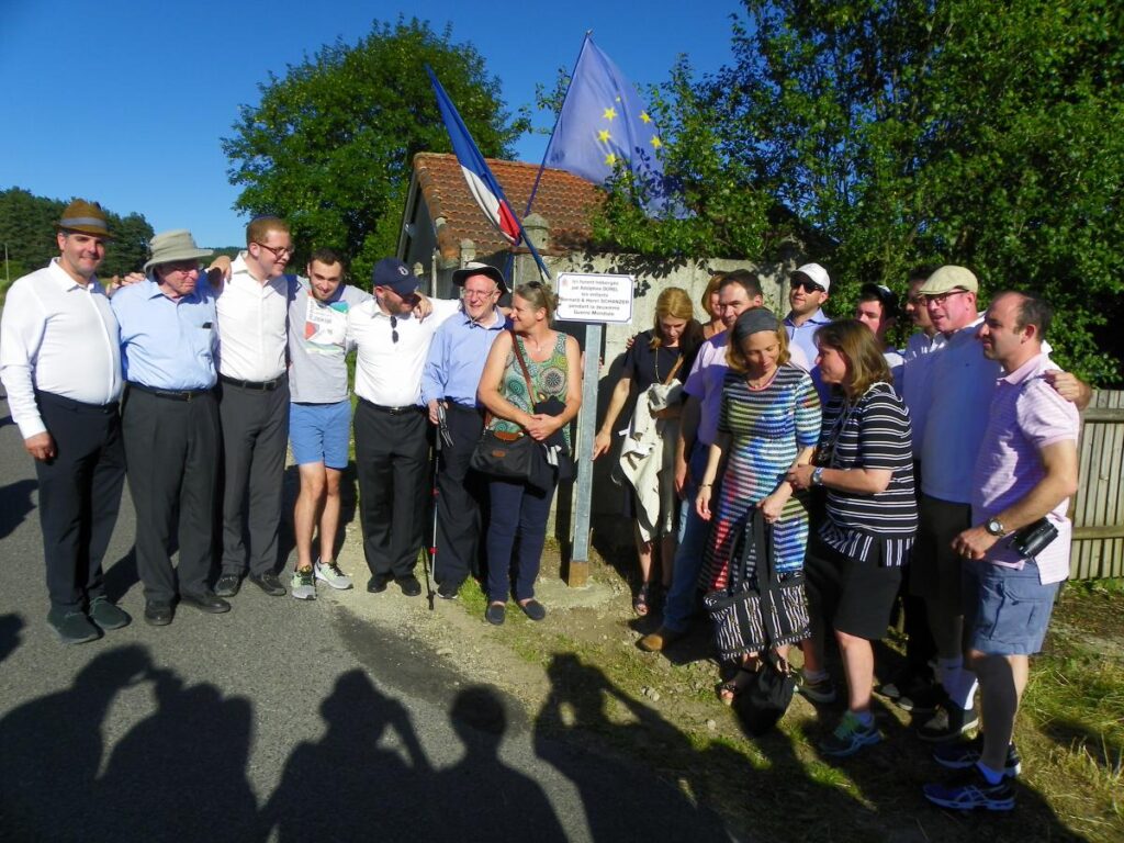 famille_schanzer_devant_la_plaque.jpg