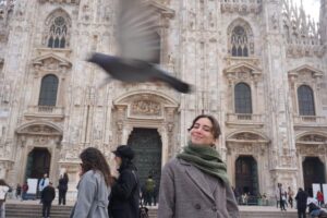 Sopio en voyage, devant une cathédrale