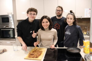 Sopio avec trois autres jeunes, en train de cuisiner