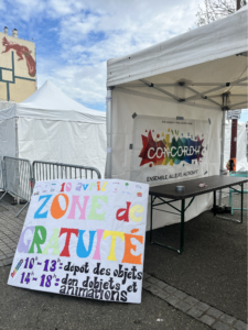 Entrée de la Zone de Gratuité, avec un panneau décoré et coloré